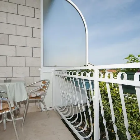 Sreca - 150m From Apartament Mirce
