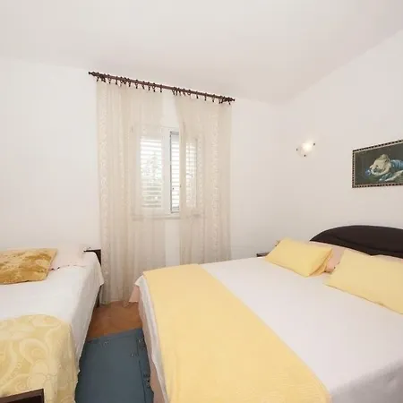Sreca - 150m From Apartment Mirca (Brac)